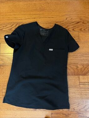 Figs women’s Black V-Neck Short Sleeve Scrub Top with Chest Pocket